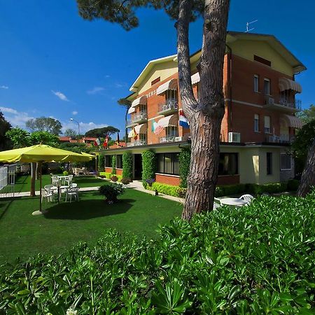 Hotel Versilia Лидо-ди-Камайоре Экстерьер фото