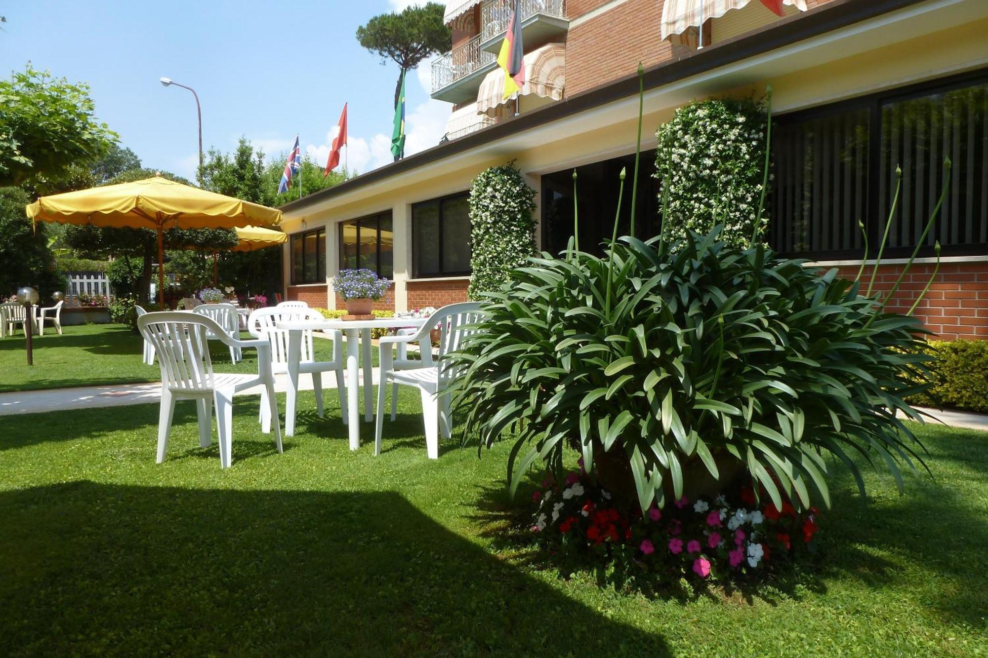Hotel Versilia Лидо-ди-Камайоре Экстерьер фото