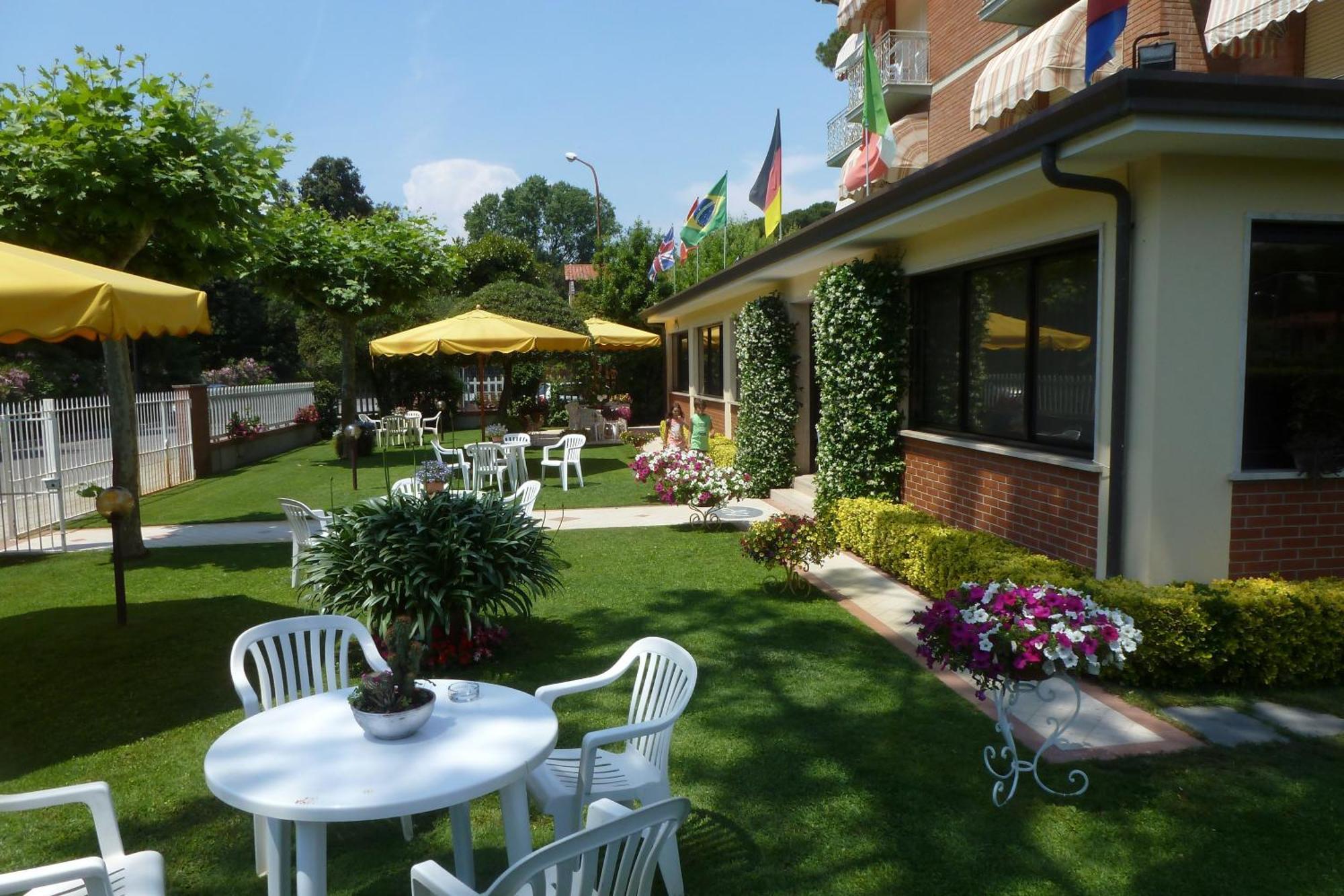 Hotel Versilia Лидо-ди-Камайоре Экстерьер фото