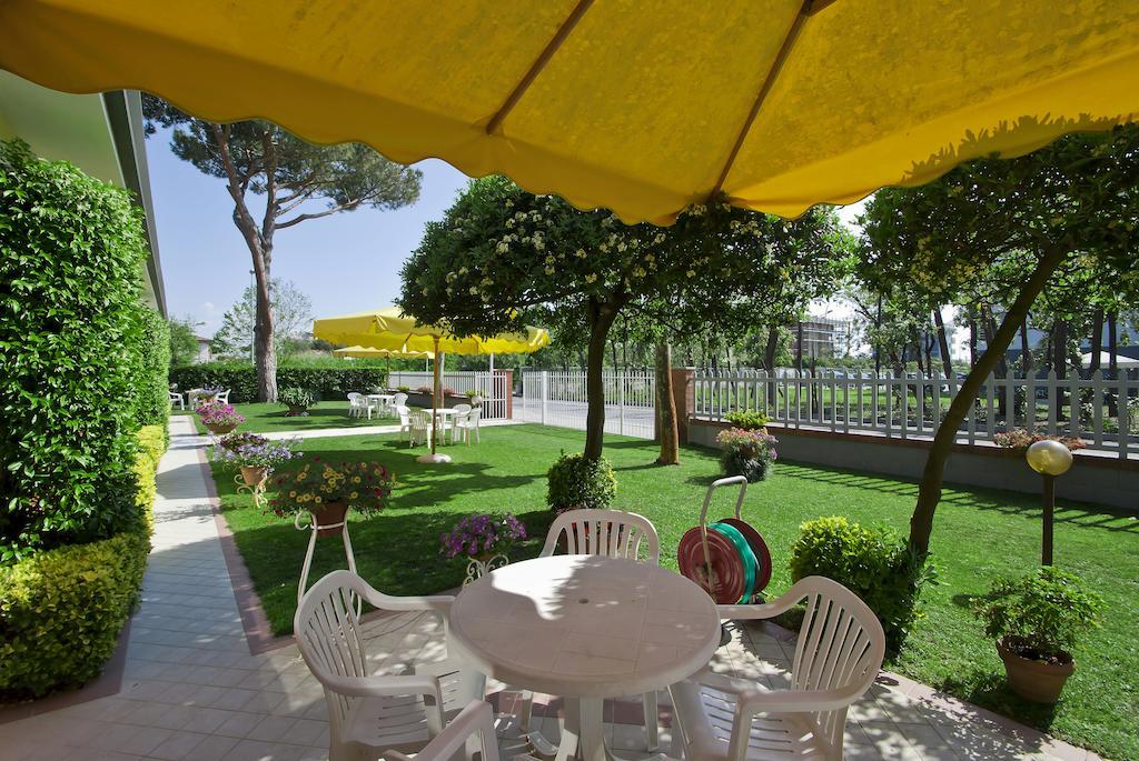 Hotel Versilia Лидо-ди-Камайоре Экстерьер фото