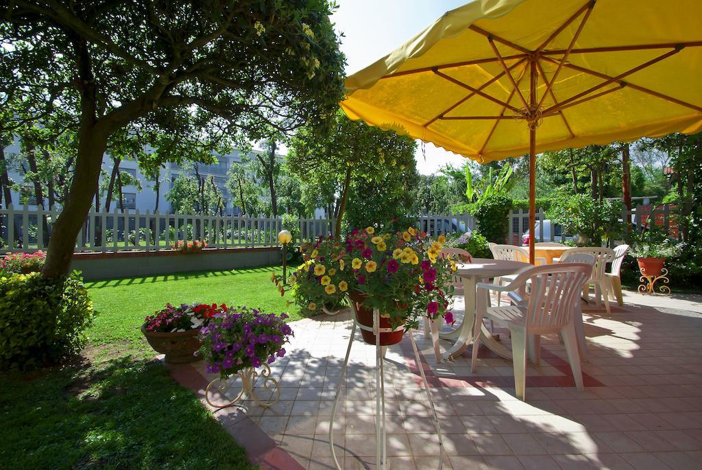 Hotel Versilia Лидо-ди-Камайоре Экстерьер фото